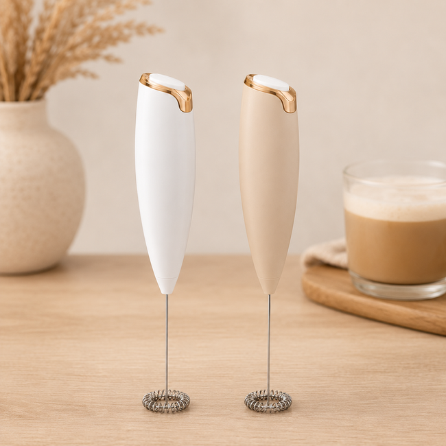 Espumador de leche portátil color blanco con varilla de acero inoxidable para preparar espuma en café, latte y capuchino.