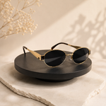Gafas de sol con diseño moderno y elegante, ideales para proteger los ojos de la luz solar mientras complementan su estilo en actividades diarias y al aire libre.