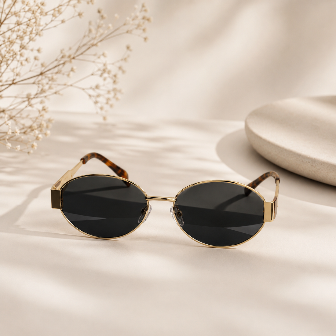 Gafas de sol con diseño moderno y elegante, ideales para proteger los ojos de la luz solar mientras complementan su estilo en actividades diarias y al aire libre.