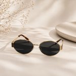 Gafas de sol con diseño moderno y elegante, ideales para proteger los ojos de la luz solar mientras complementan su estilo en actividades diarias y al aire libre.