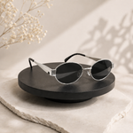 Gafas de sol con diseño moderno y elegante, ideales para proteger los ojos de la luz solar mientras complementan su estilo en actividades diarias y al aire libre.
