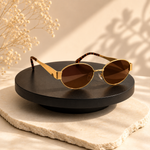 Gafas de sol con diseño moderno y elegante, ideales para proteger los ojos de la luz solar mientras complementan su estilo en actividades diarias y al aire libre.