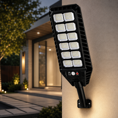 Lámpara solar LED para exteriores con panel solar integrado y protección impermeable IP66.