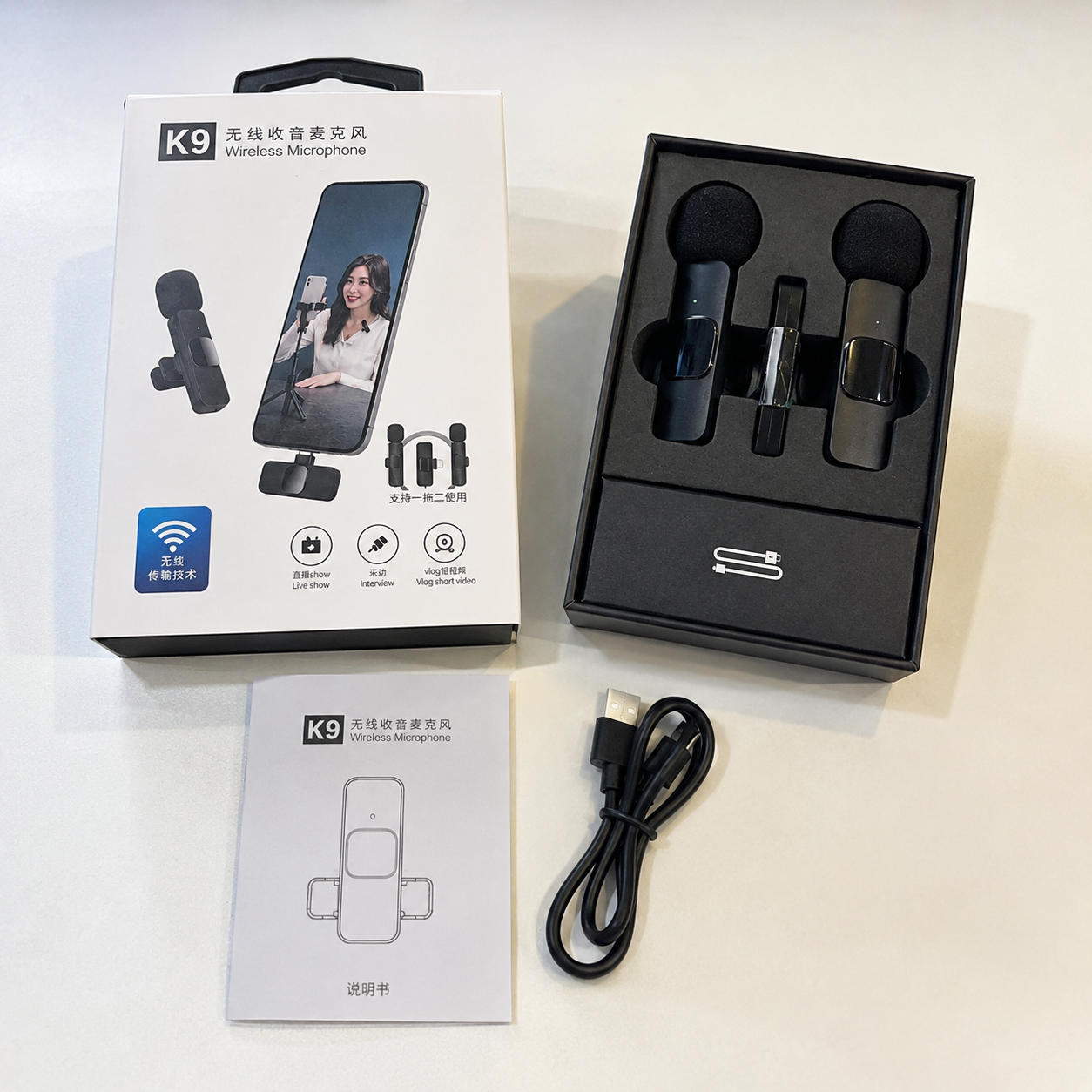 Micrófono inalámbrico K9 con dos transmisores, receptor USB, cable de carga y manual de usuario para grabación de audio y creación de contenido.
