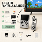 Consola retro portátil con pantalla, control con cable, cable AV para conectarla al televisor, cable de carga USB y manual de usuario. Disponible en colores verde, azul, gris, rosa y amarillo.
