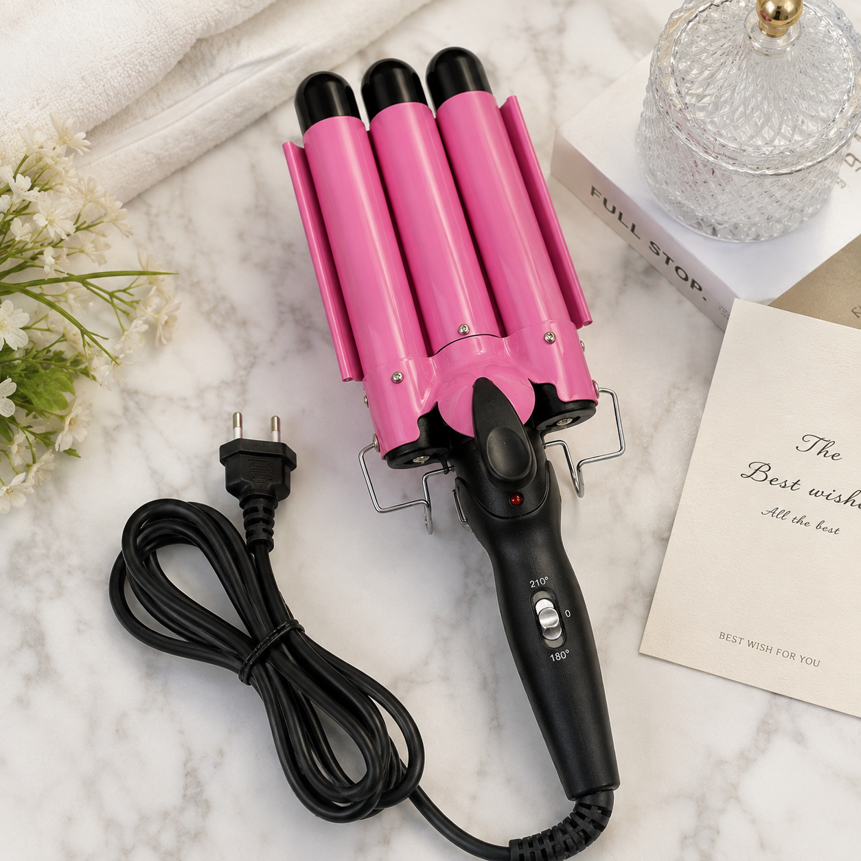 Rizador de cabello triple de tres barriles con acabado en color rosa y negro, diseñado para crear ondas de playa y peinados con volumen. La caja muestra las características del producto, incluyendo luz indicadora de funcionamiento, punta antiquemaduras, soporte de seguridad y temperaturas recomendadas de 180 °C para cabello fino y 210 °C para cabello grueso.