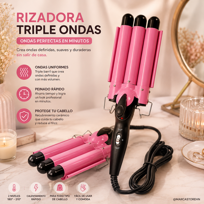 Rizador de cabello triple de tres barriles con acabado en color rosa y negro, diseñado para crear ondas de playa y peinados con volumen. La caja muestra las características del producto, incluyendo luz indicadora de funcionamiento, punta antiquemaduras, soporte de seguridad y temperaturas recomendadas de 180 °C para cabello fino y 210 °C para cabello grueso.