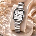 Reloj analógico para dama con caja cuadrada plateada, esfera clara con detalles brillantes y pulsera metálica de eslabones, ideal para complementar atuendos elegantes y casuales.
