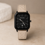 Reloj analógico cuadrado color blanco con diseño elegante y moderno, esfera de fácil lectura y estilo versátil para uso diario o ocasiones formales.