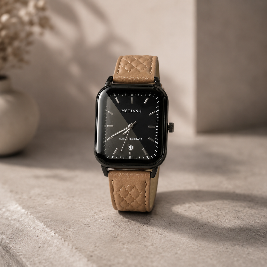 Reloj analógico cuadrado color café con diseño elegante y moderno, esfera de fácil lectura, acabado sofisticado y estilo versátil para uso diario o formal.