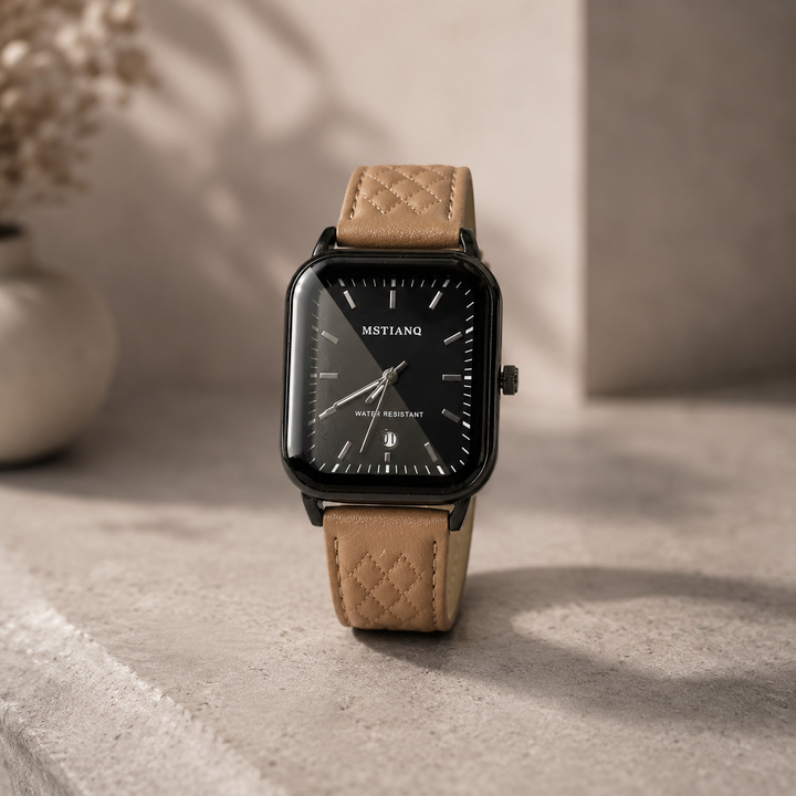 Reloj analógico cuadrado color café con diseño elegante y moderno, esfera de fácil lectura, acabado sofisticado y estilo versátil para uso diario o formal.