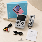 Consola retro portátil con pantalla, control con cable, cable AV para conectarla al televisor, cable de carga USB y manual de usuario. Disponible en colores verde, azul, gris, rosa y amarillo.
