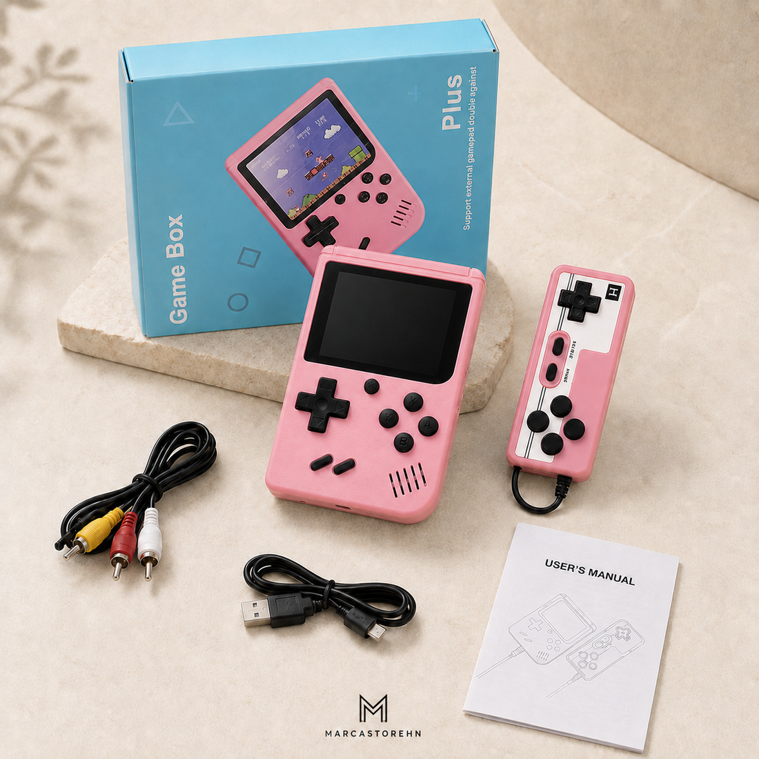 Consola retro portátil con pantalla, control con cable, cable AV para conectarla al televisor, cable de carga USB y manual de usuario. Disponible en colores verde, azul, gris, rosa y amarillo.
