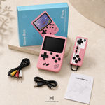Consola retro portátil con pantalla, control con cable, cable AV para conectarla al televisor, cable de carga USB y manual de usuario. Disponible en colores verde, azul, gris, rosa y amarillo.
