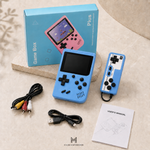 Consola retro portátil con pantalla, control con cable, cable AV para conectarla al televisor, cable de carga USB y manual de usuario. Disponible en colores verde, azul, gris, rosa y amarillo.
