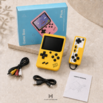 Consola retro portátil con pantalla, control con cable, cable AV para conectarla al televisor, cable de carga USB y manual de usuario. Disponible en colores verde, azul, gris, rosa y amarillo.
