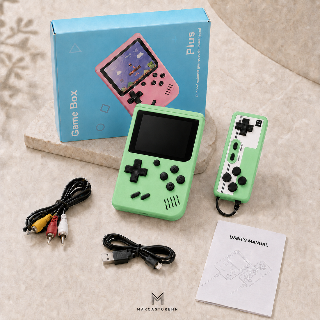 Consola retro portátil con pantalla, control con cable, cable AV para conectarla al televisor, cable de carga USB y manual de usuario. Disponible en colores verde, azul, gris, rosa y amarillo.
