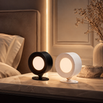 Lámpara LED de pared recargable con control remoto, brillo ajustable, temporizador y base magnética orientable, ideal para dormitorio, lectura y espacios del hogar.