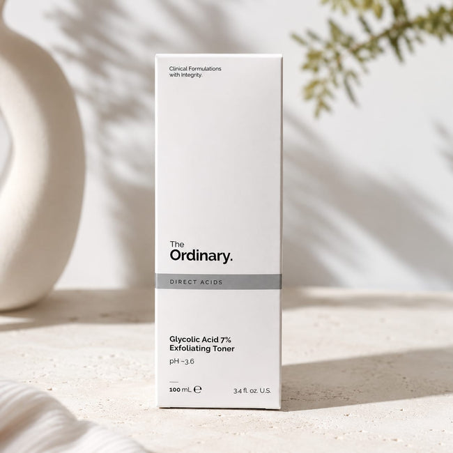 Tónico Exfoliante The Ordinary Glycolic Acid 7% de 100 ml en su empaque blanco, acompañado de ilustraciones que muestran sus posibles usos en rostro, pecho, espalda, codos, rodillas y talones. La imagen destaca beneficios como mejorar la textura y luminosidad de la piel, reducir imperfecciones y poros, y su fórmula acuosa de rápida absorción.
